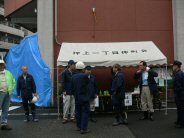 マコトビル路上にてテント等を用意 マコトビル路上にてテント等を用意