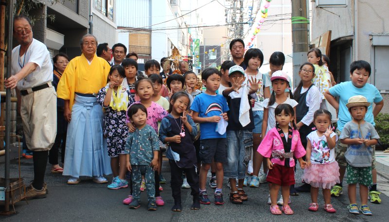 子供神輿の担ぎ手一同'' 子供神輿の担ぎ手一同''