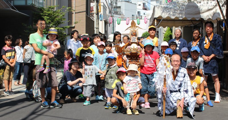 子供神輿の担ぎ手一同'' 子供神輿の担ぎ手一同''