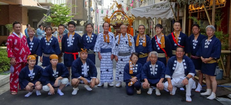 大人神輿の担ぎ手一同'' 大人神輿の担ぎ手一同''