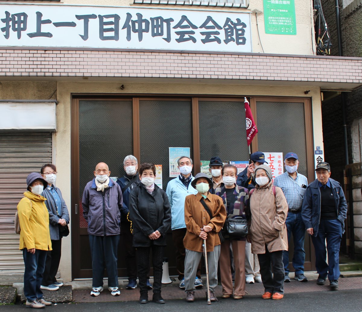 押仲一丁目町会会館にて参加者の集合写真'' 押仲一丁目町会会館にて参加者の集合写真''