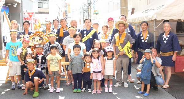 子供神輿と山車の役員と子供たち'' 子供神輿と山車の役員と子供たち''