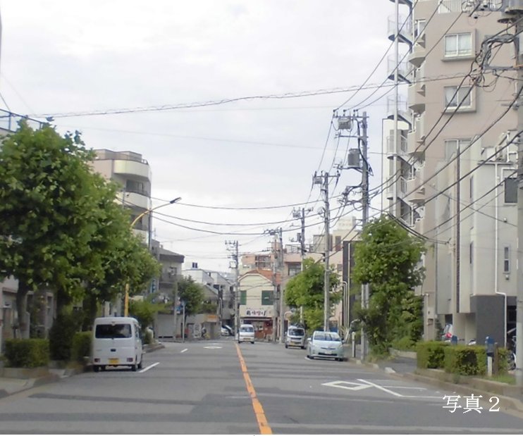 小梅通りの東端は行き止まりの様。通行する車より駐車する車の方が多い。'' 小梅通りの東端は行き止まりの様。通行する車より駐車する車の方が多い。''