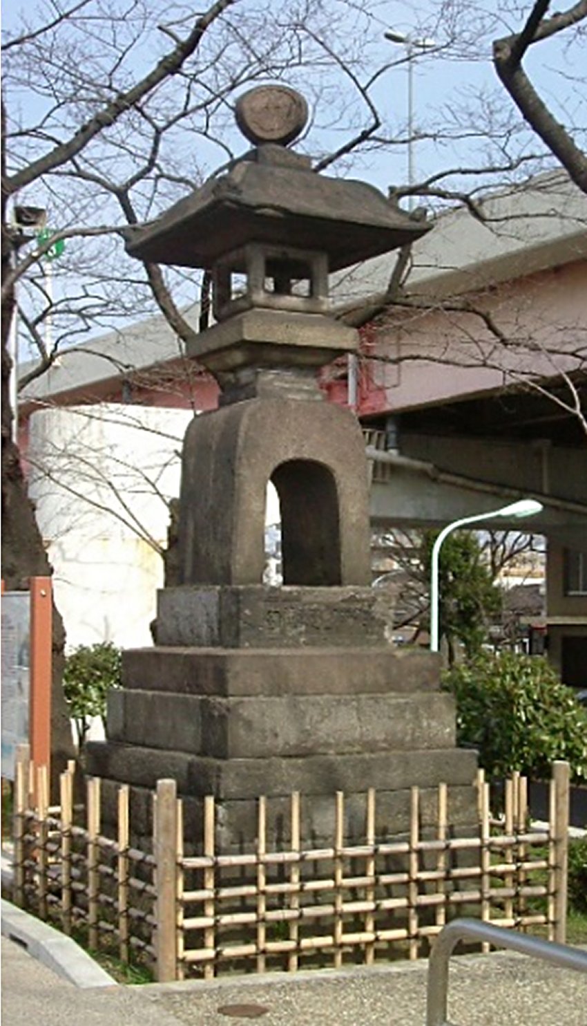 CENTER:写真4 <strong>墨堤の石造り永代常夜灯</strong> CENTER:写真4 <strong>墨堤の石造り永代常夜灯</strong>