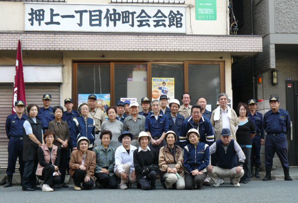 押仲町会前にて集合写真'' 押仲町会前にて集合写真''